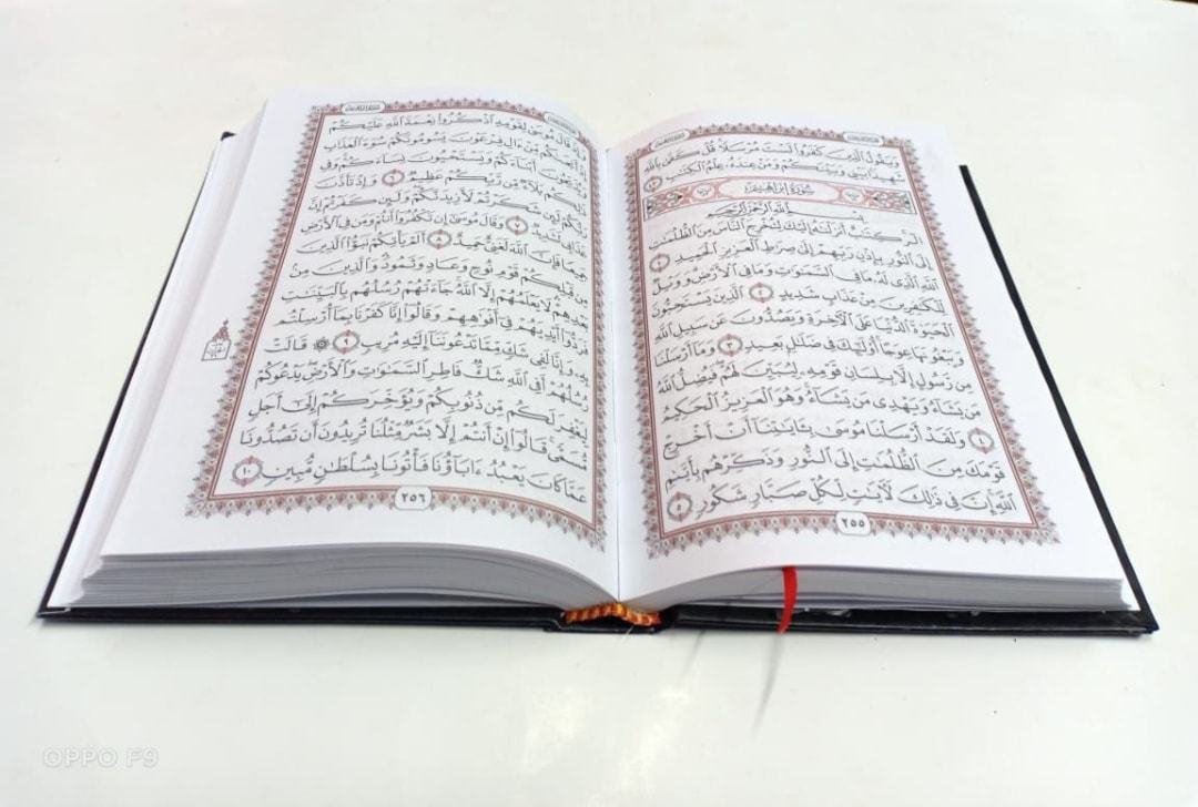 القرآن الكريم بالرسم العثماني كتب إسلامية نال شرف كتابته الخطاط عثمان طه
